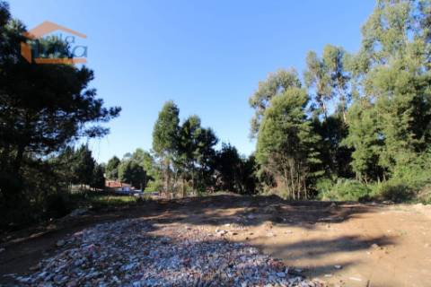 Duas Parcelas de Terreno com  4.627,30 m2 no centro dos Carvalhos para a construção de moradias de 4 Frentes