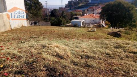 Excelente oportunidade de investimento! Temos disponível para venda um terreno urbano com três frentes. 