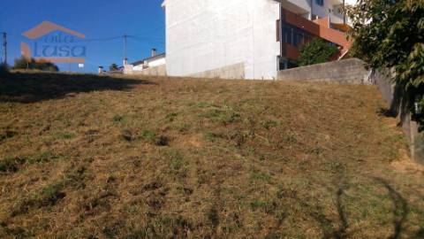 Excelente oportunidade de investimento! Temos disponível para venda um terreno urbano com três frentes. 