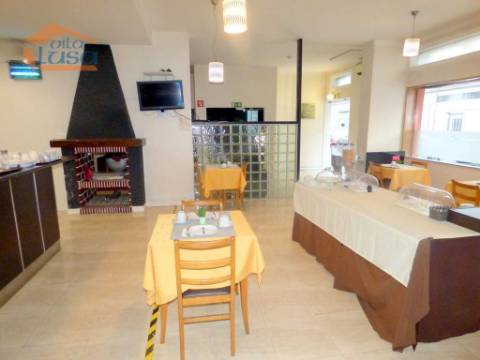 Prédio no Porto destinado a Hotel com 20 quartos a Funcionar