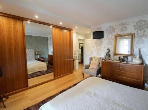 Oportunidade Imperdível! Moradia 4 Frentes com Jardim T5, 2 suítes em Mafamude, Vila Nova de Gaia