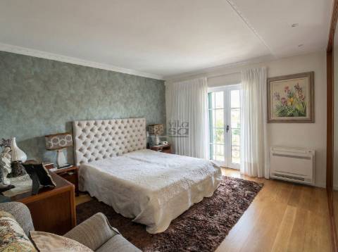 Oportunidade Imperdível! Moradia 4 Frentes com Jardim T5, 2 suítes em Mafamude, Vila Nova de Gaia