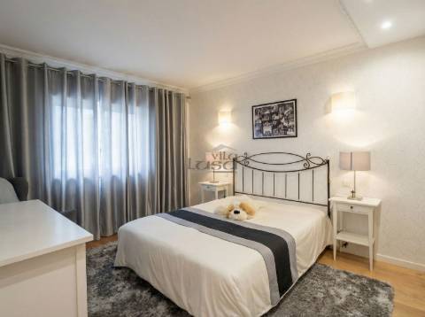 Oportunidade Imperdível! Moradia 4 Frentes com Jardim T5, 2 suítes em Mafamude, Vila Nova de Gaia
