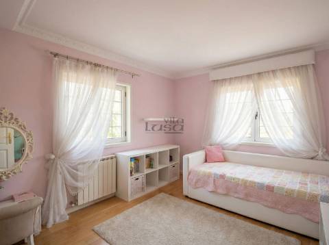Oportunidade Imperdível! Moradia 4 Frentes com Jardim T5, 2 suítes em Mafamude, Vila Nova de Gaia