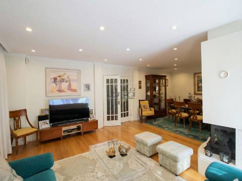 Oportunidade Imperdível! Moradia 4 Frentes com Jardim T5, 2 suítes em Mafamude, Vila Nova de Gaia