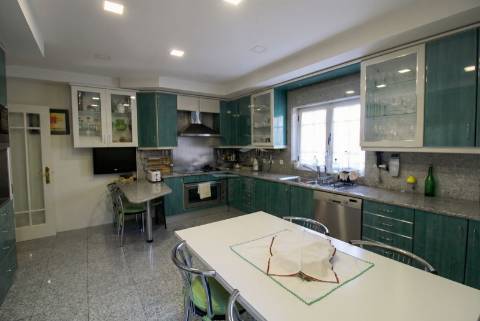 Oportunidade Imperdível! Moradia 4 Frentes com Jardim T5, 2 suítes em Mafamude, Vila Nova de Gaia