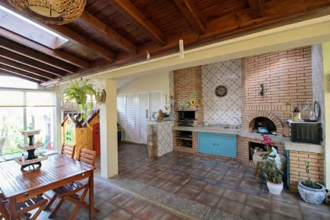 Oportunidade Imperdível! Moradia 4 Frentes com Jardim T5, 2 suítes em Mafamude, Vila Nova de Gaia