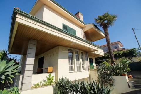 Oportunidade Imperdível! Moradia 4 Frentes com Jardim T5, 2 suítes em Mafamude, Vila Nova de Gaia