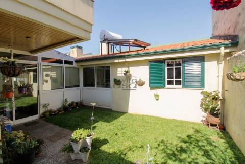 Oportunidade Imperdível! Moradia 4 Frentes com Jardim T5, 2 suítes em Mafamude, Vila Nova de Gaia