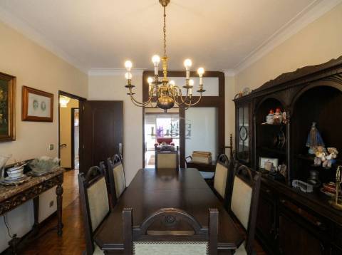 Moradia T4 Carvalhido, 2 garagens e pequeno quintal