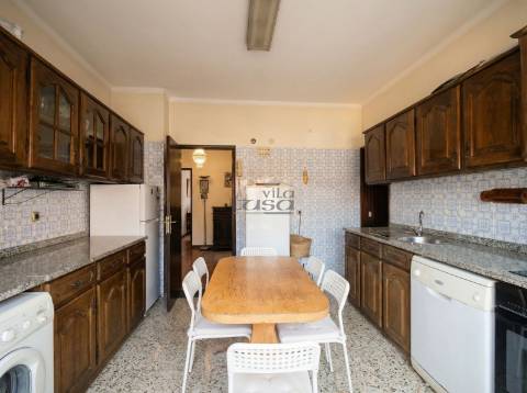 Moradia T4 Carvalhido, 2 garagens e pequeno quintal