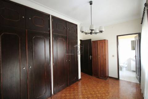 Moradia T4 Carvalhido, 2 garagens e pequeno quintal