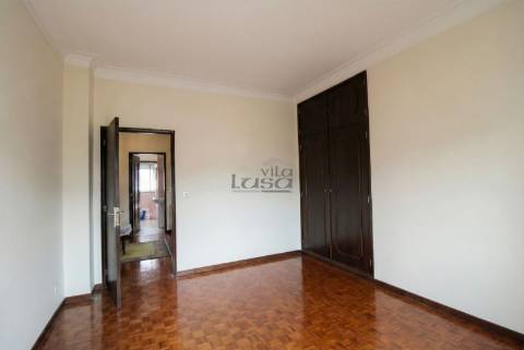 Moradia T4 Carvalhido, 2 garagens e pequeno quintal