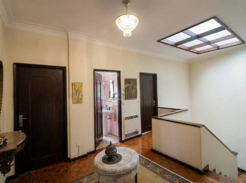 Moradia T4 Carvalhido, 2 garagens e pequeno quintal