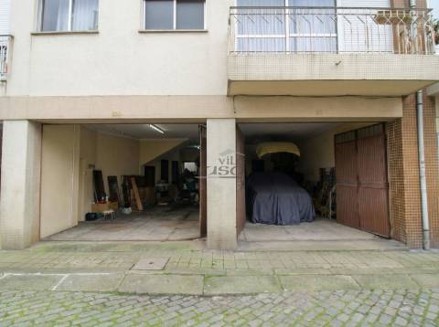 Moradia T4 Carvalhido, 2 garagens e pequeno quintal