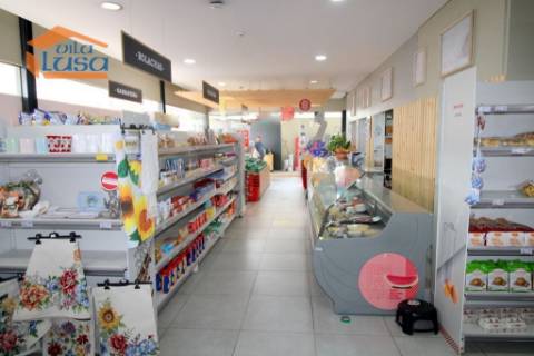 Arrendamento loja com armazém neste momento esta bazio  Centro do Olival em Vila Nova de Gaia 
