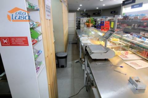 Arrendamento loja com armazém neste momento esta bazio  Centro do Olival em Vila Nova de Gaia 