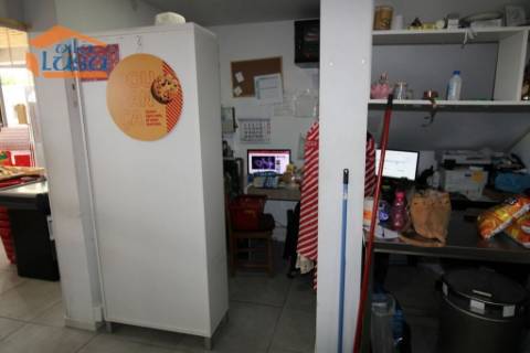 Arrendamento loja com armazém neste momento esta bazio  Centro do Olival em Vila Nova de Gaia 