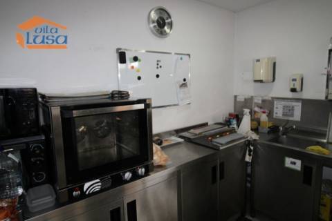 Arrendamento loja com armazém neste momento esta bazio  Centro do Olival em Vila Nova de Gaia 