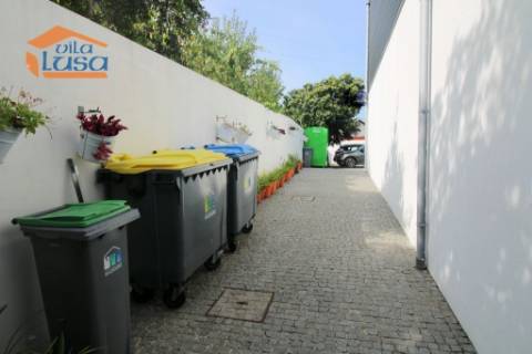 Arrendamento loja com armazém neste momento esta bazio  Centro do Olival em Vila Nova de Gaia 