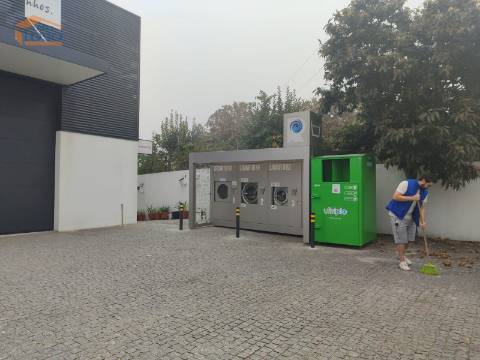 Arrendamento loja com armazém neste momento esta bazio  Centro do Olival em Vila Nova de Gaia 