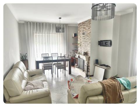 Apartamento T2 lugar de garagem varanda