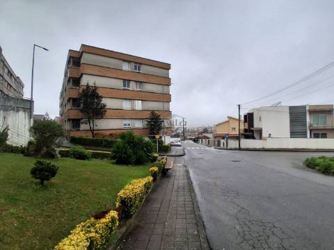 T3 renovado com lugar de garagem em Baguim do Monte Gondomar