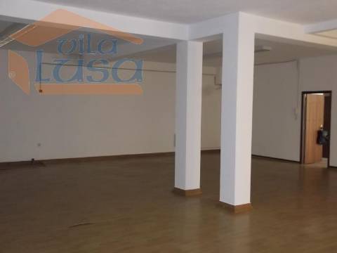 Loja em rés-do-chão com 170m2 no centro de Abraveses.Para visitar ou mais informações ligue o 939986987/232471632.