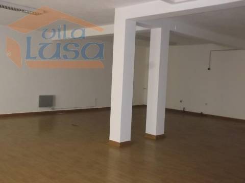 Loja em rés-do-chão com 170m2 no centro de Abraveses.Para visitar ou mais informações ligue o 939986987/232471632.
