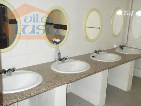 Loja em rés-do-chão com 170m2 no centro de Abraveses.Para visitar ou mais informações ligue o 939986987/232471632.