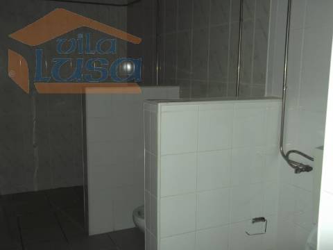 Loja em rés-do-chão com 170m2 no centro de Abraveses.Para visitar ou mais informações ligue o 939986987/232471632.
