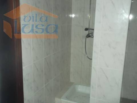 Loja em rés-do-chão com 170m2 no centro de Abraveses.Para visitar ou mais informações ligue o 939986987/232471632.