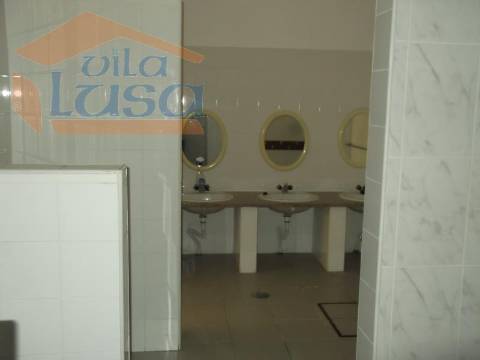 Loja em rés-do-chão com 170m2 no centro de Abraveses.Para visitar ou mais informações ligue o 939986987/232471632.