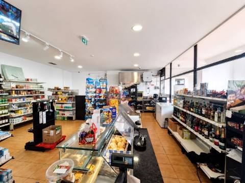 Venda de Espaço Comercial com Supermercado em Funcionamento na Praia da Rocha
