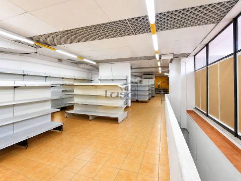 Venda de Espaço Comercial com Supermercado em Funcionamento na Praia da Rocha