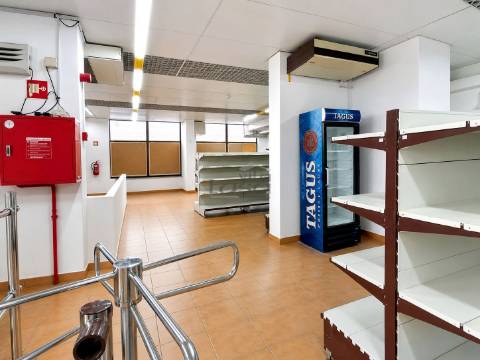 Venda de Espaço Comercial com Supermercado em Funcionamento na Praia da Rocha