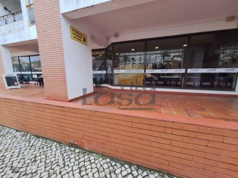 Venda de Espaço Comercial com Supermercado em Funcionamento na Praia da Rocha