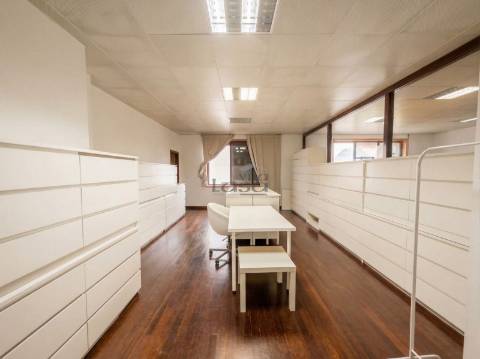 Espaço comercial com 451 m², localizado em Vilar de Andorinho, Vila Nova de Gaia,