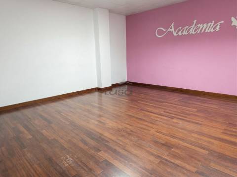 Espaço comercial com 451 m², localizado em Vilar de Andorinho, Vila Nova de Gaia,