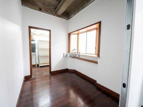 Espaço comercial com 451 m², localizado em Vilar de Andorinho, Vila Nova de Gaia,