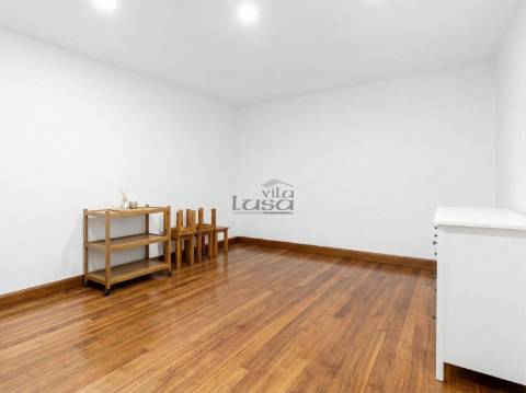 Espaço comercial com 451 m², localizado em Vilar de Andorinho, Vila Nova de Gaia,