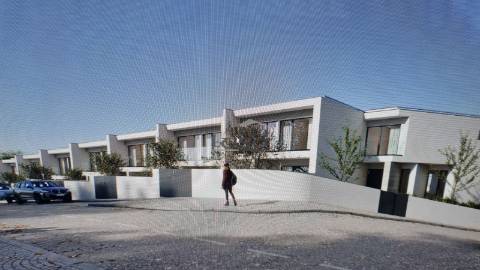 Moradia T3 (2 frentes), condomínio com piscina em Gondomar