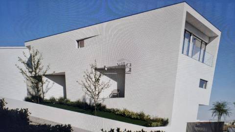 Moradia T3 (2 frentes), condomínio com piscina em Gondomar