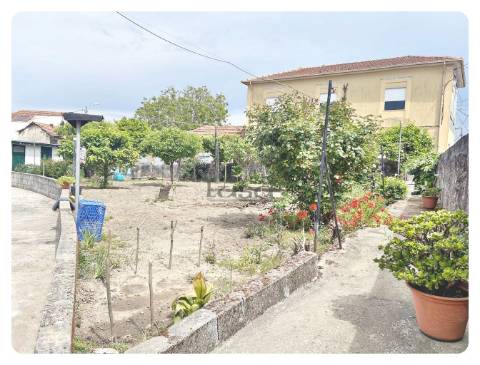 Moradia Bifamiliar T2+T2 Terreno generoso Valbom Gondomar