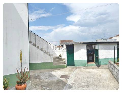Moradia Bifamiliar T2+T2 Terreno generoso Valbom Gondomar