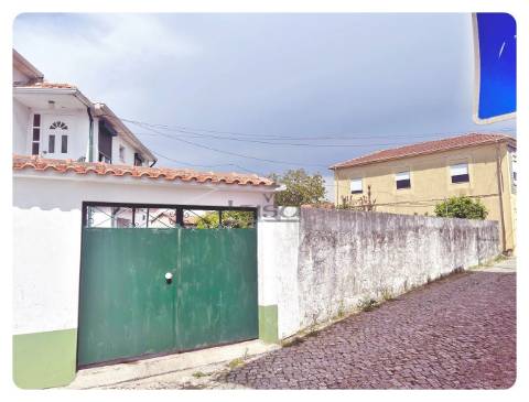 Moradia Bifamiliar T2+T2 Terreno generoso Valbom Gondomar