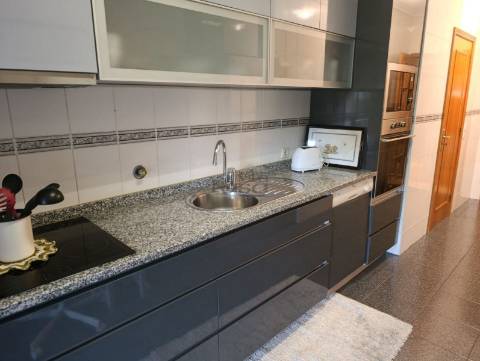 Apartamento T2+1 na Madalena 