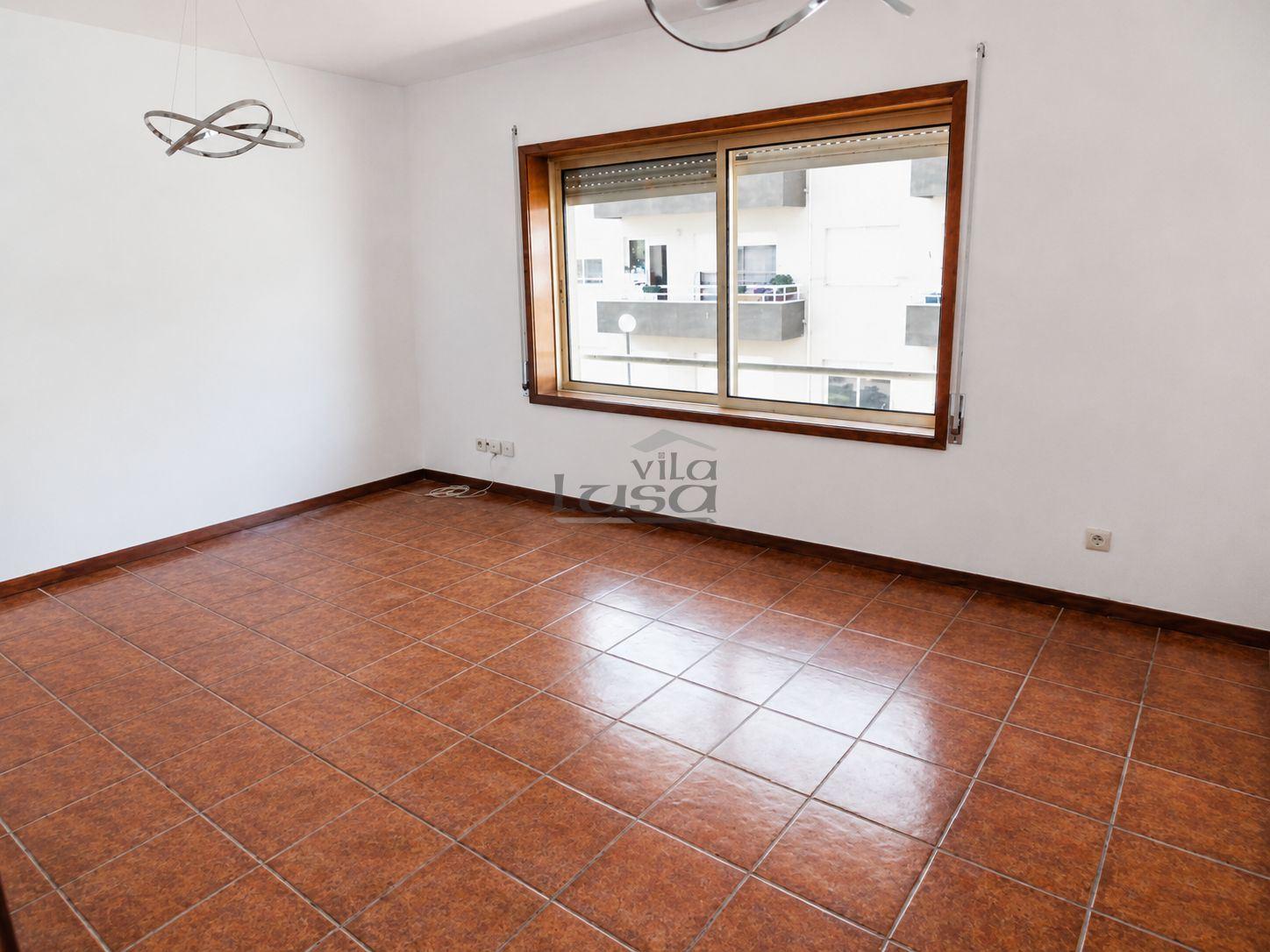 T2 Rua da Bélgica totalmente renovado, com 2 frentes, lugar de garagem