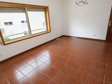 T2 Rua da Bélgica totalmente renovado, com 2 frentes, lugar de garagem