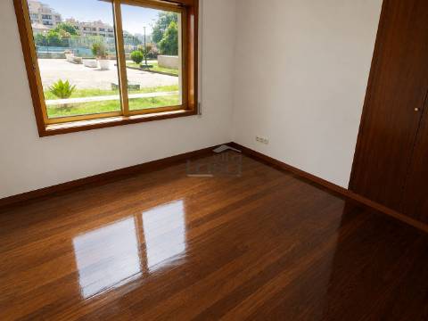 T2 Rua da Bélgica totalmente renovado, com 2 frentes, lugar de garagem